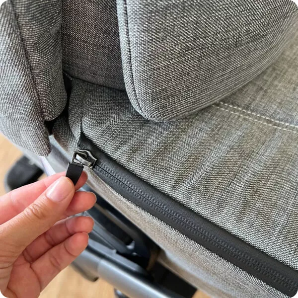 Накидка крепится на люльку молниями