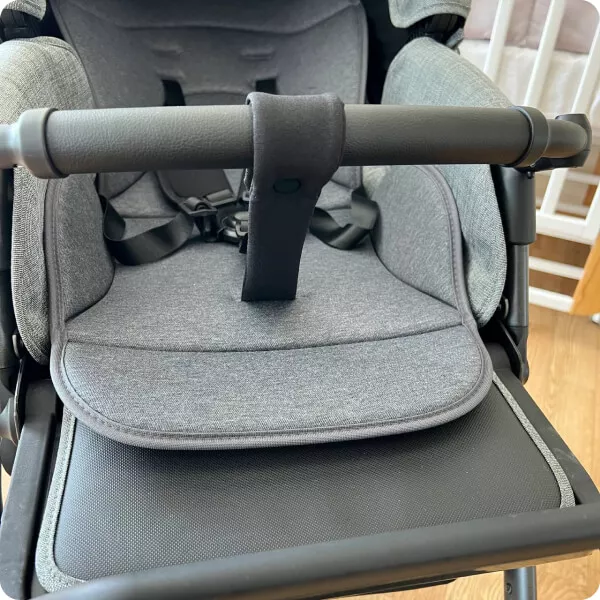 Бампер можно отсоединить с одной стороны для удобства посадки ребёнка.