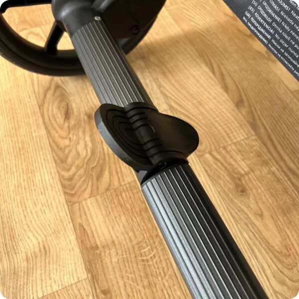 Стояночный тормоз активируется специальной педалью.