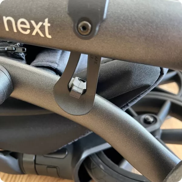 На раме установлены предохранители от случайного сложения или разложения.